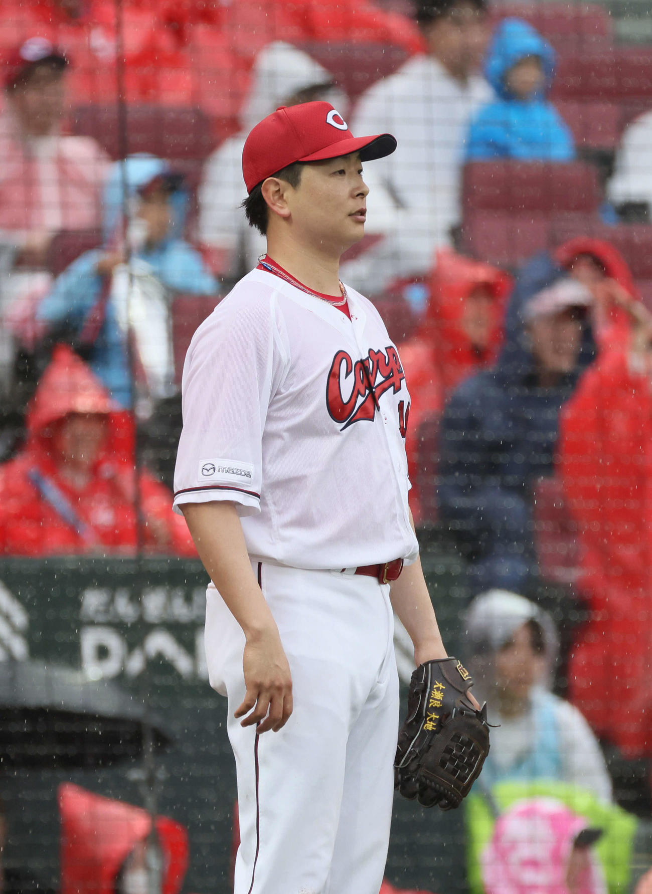 広島対巨人　6回表巨人無死一、三塁、小林誠司に先制中犠飛を浴びた大瀬良（撮影・加藤孝規）