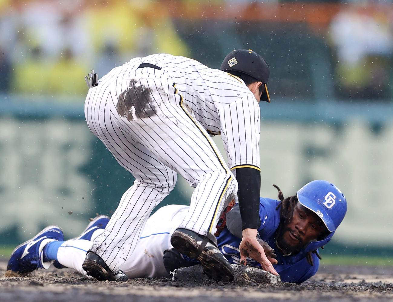 阪神対中日　4回表中日無死一塁、一走カリステは中田の中飛で走塁して二塁でアウトとなり併殺。手前は遊撃手木浪聖也（撮影・上山淳一）