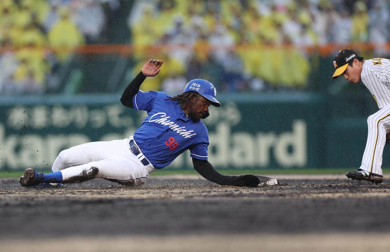 阪神対中日　4回表中日無死一塁、中田の中飛で二塁へタッチアップするもベースで止まれずアウトになる一走カリステ（左）（撮影・前田充）