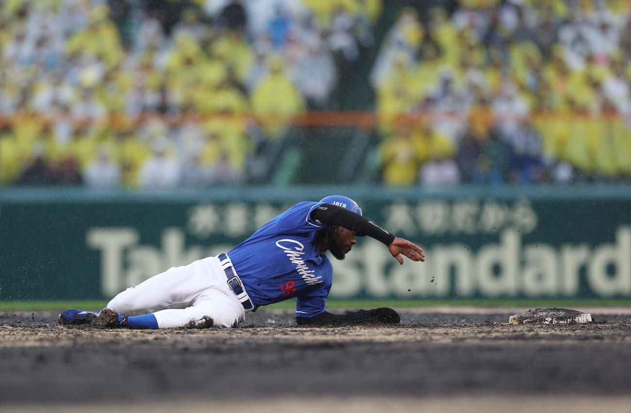 阪神対中日　4回表中日無死一塁、中田の中飛で二塁へタッチアップするもベースで止まれずアウトになる一走カリステ（撮影・前田充）