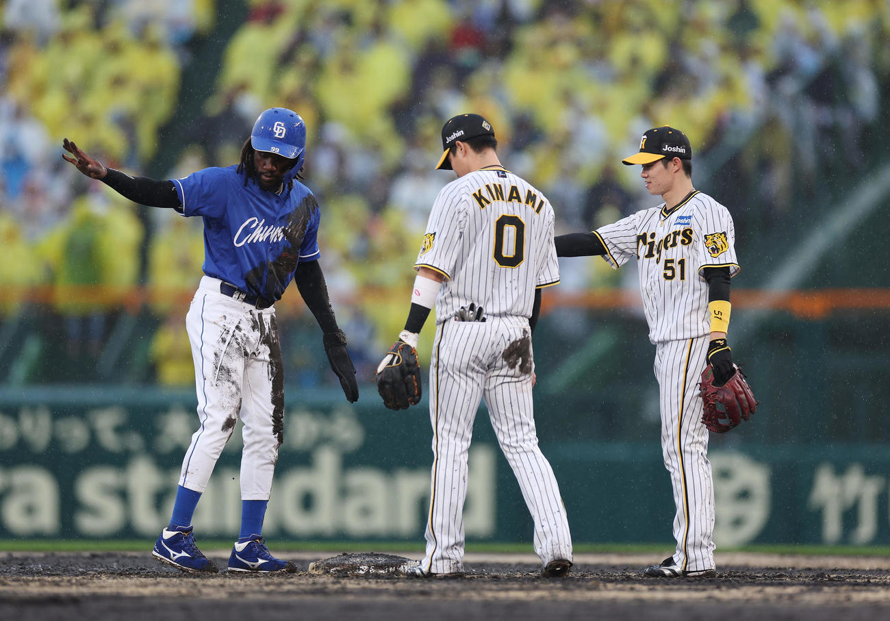 阪神対中日　4回表中日無死一塁、中田の中飛で二塁へタッチアップするもベースで止まれずアウトとなった一走カリステ（左）（撮影・前田充）
