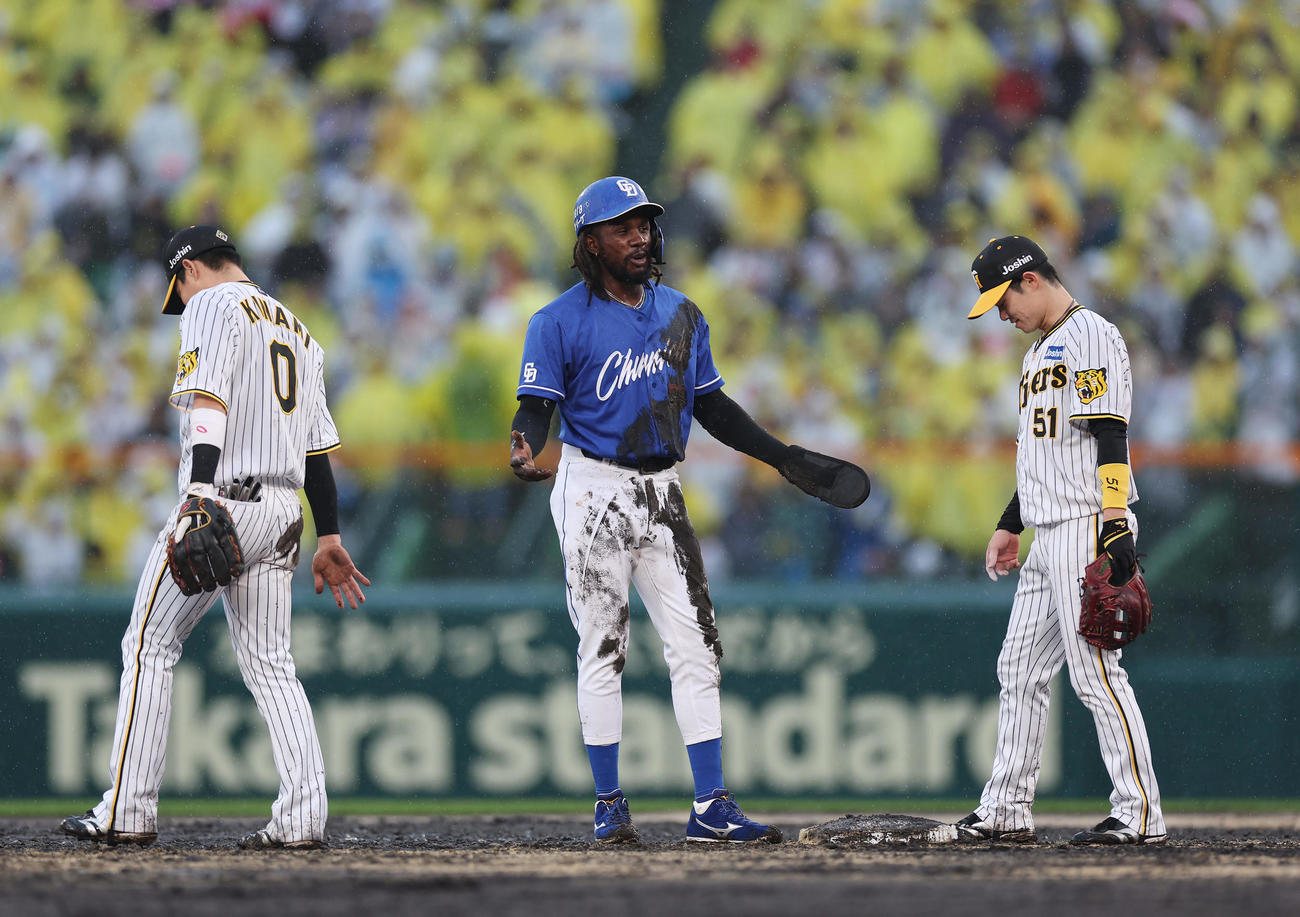 阪神対中日　4回表中日無死一塁、中田の中飛で二塁へタッチアップするもベースで止まれずアウトとなった一走カリステ（中央）（撮影・前田充）