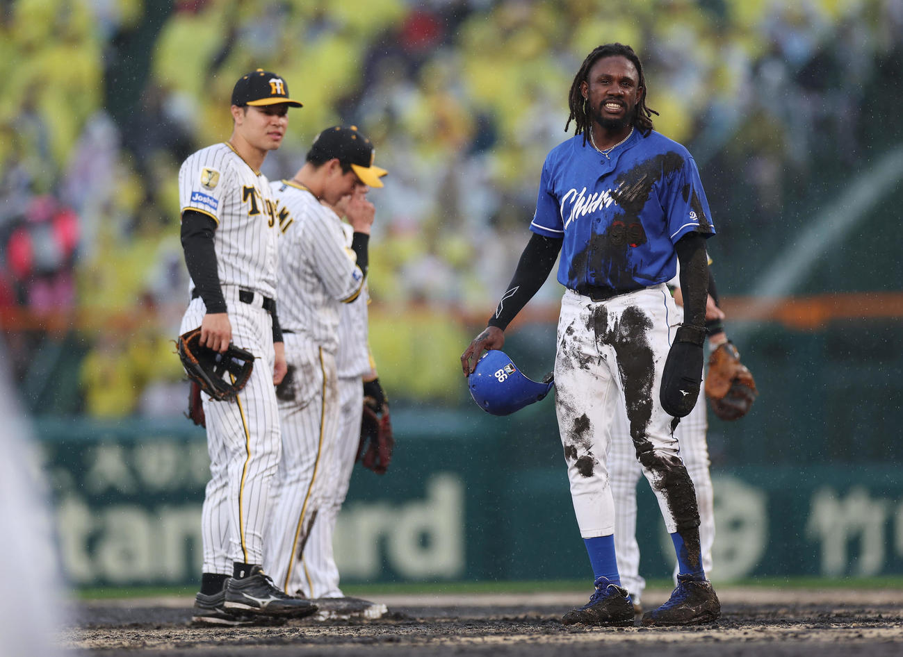 阪神対中日　4回表中日無死一塁、中田の中飛で二塁へタッチアップするもベースで止まれずアウトとなった一走カリステ（右）（撮影・前田充）