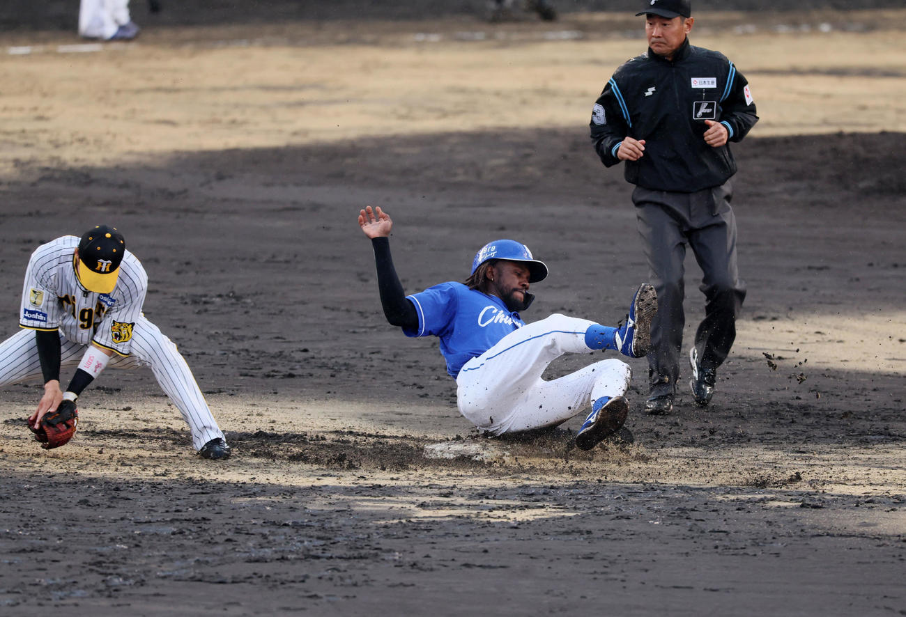 阪神対中日　4回表中日無死一塁、一塁走者カリステは中田の中飛で二塁へタッチアップも濡れた土とベースで塁上に止まれずアウトになる。野手は木浪（撮影・加藤哉）