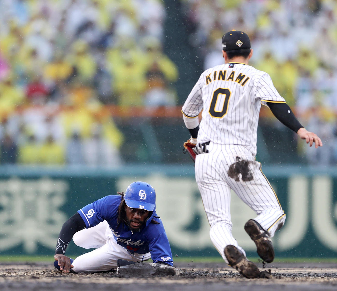 阪神対中日　4回表中日無死一塁、一走カリステは中田の中飛で走塁して二塁でアウトとなり併殺。手前は遊撃手木浪聖也（撮影・上山淳一）