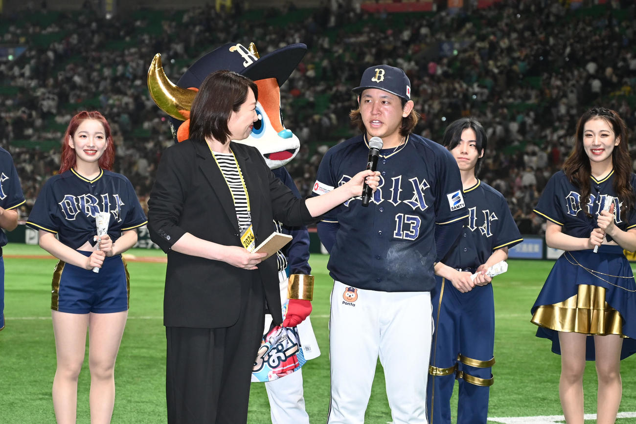 ソフトバンク対オリックス　ヒーローインタビューに答える宮城（撮影・林敢治）