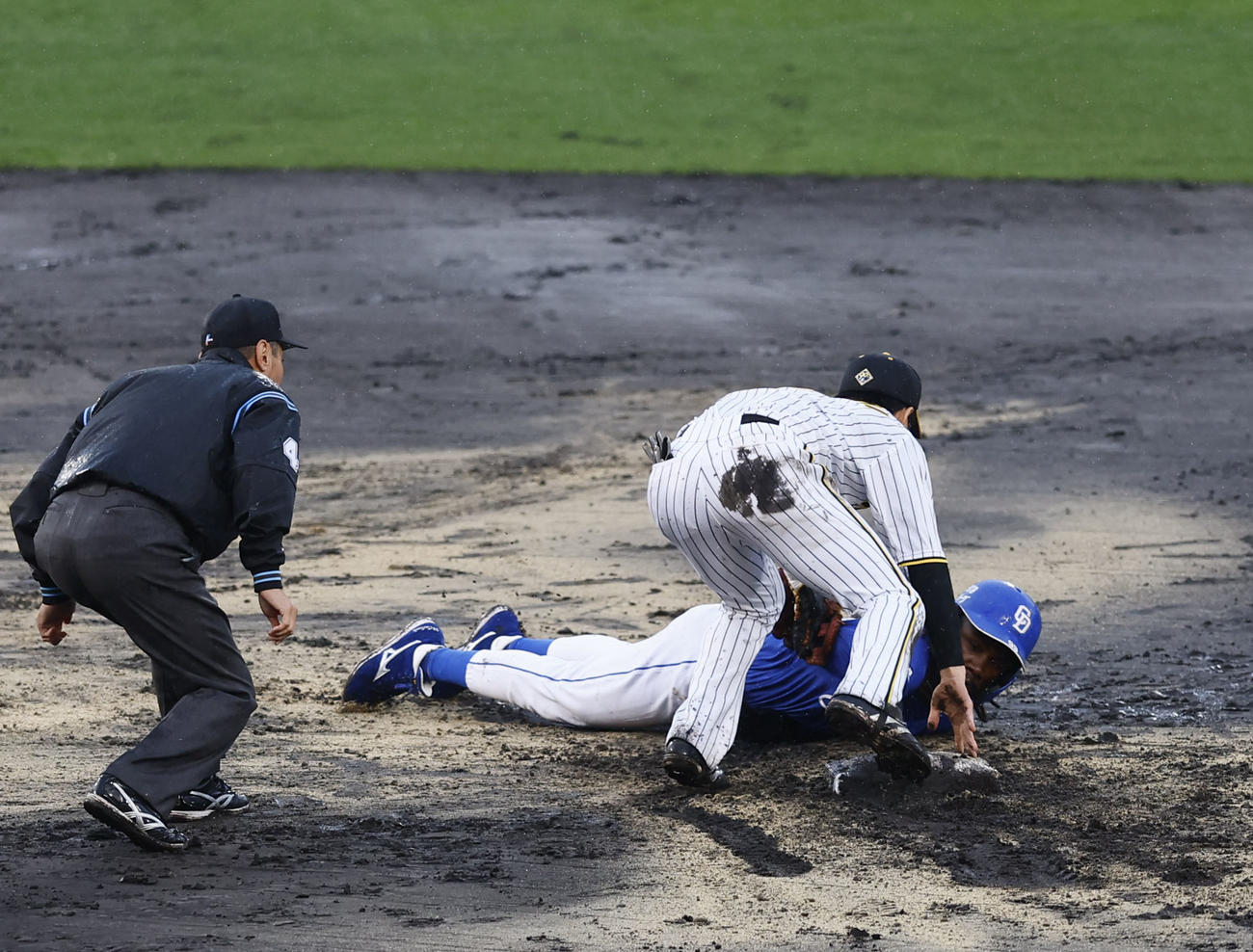 阪神対中日　4回表中日無死一塁、中田の中飛で二塁を狙うもオーバーランしタッチアウトになるカリステ。野手木浪（撮影・藤尾明華）