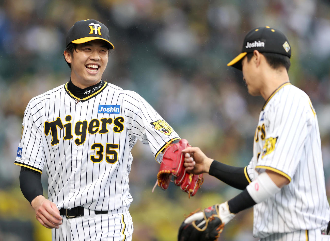阪神対中日　初回の投球を終えた阪神先発の才木（左）は笑顔でベンチに戻る（撮影・上山淳一）