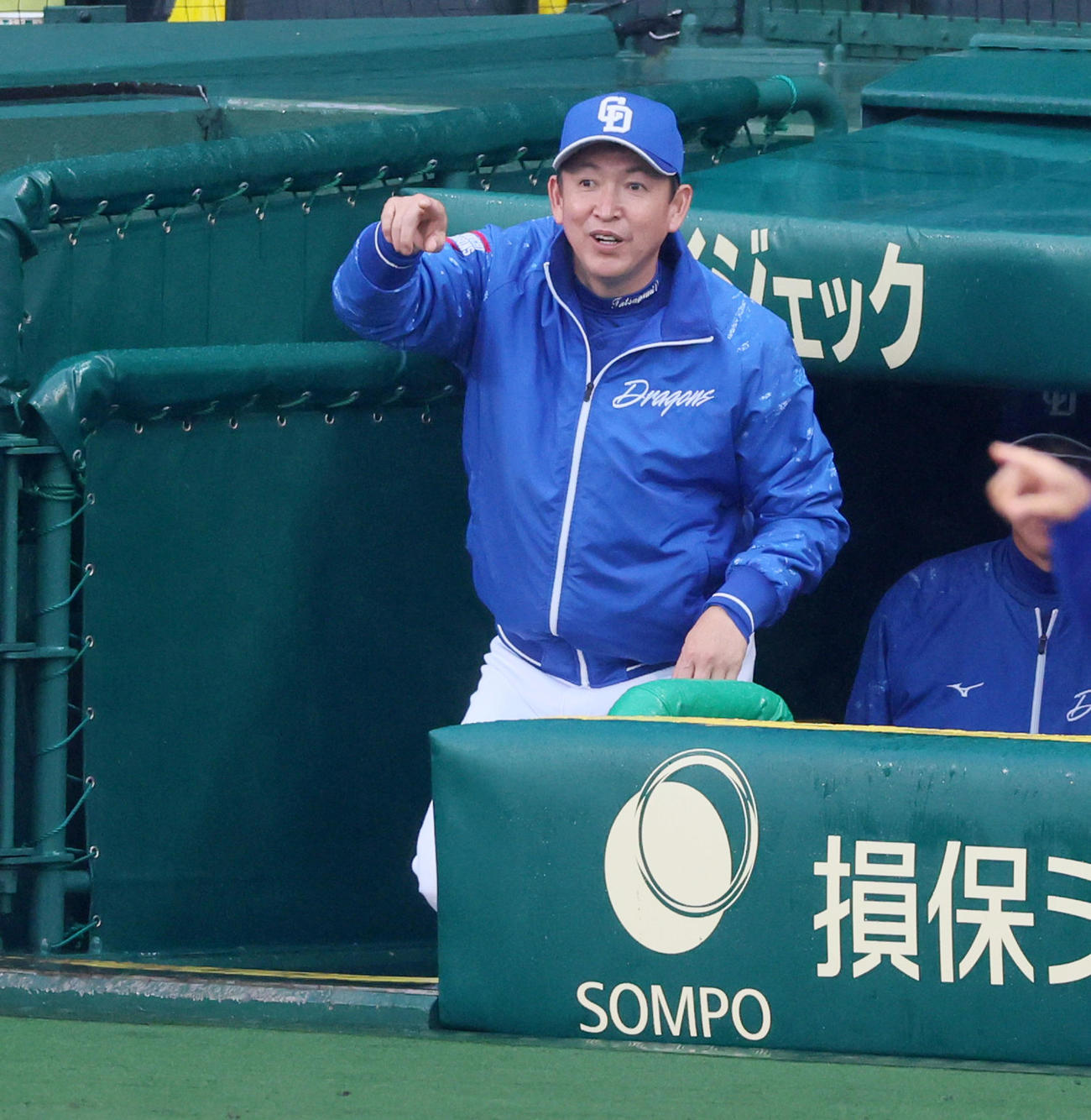 阪神対中日　4回表中日無死一塁、立浪和監督は一塁走者カリステの二塁判定にリクエストする（撮影・加藤哉）