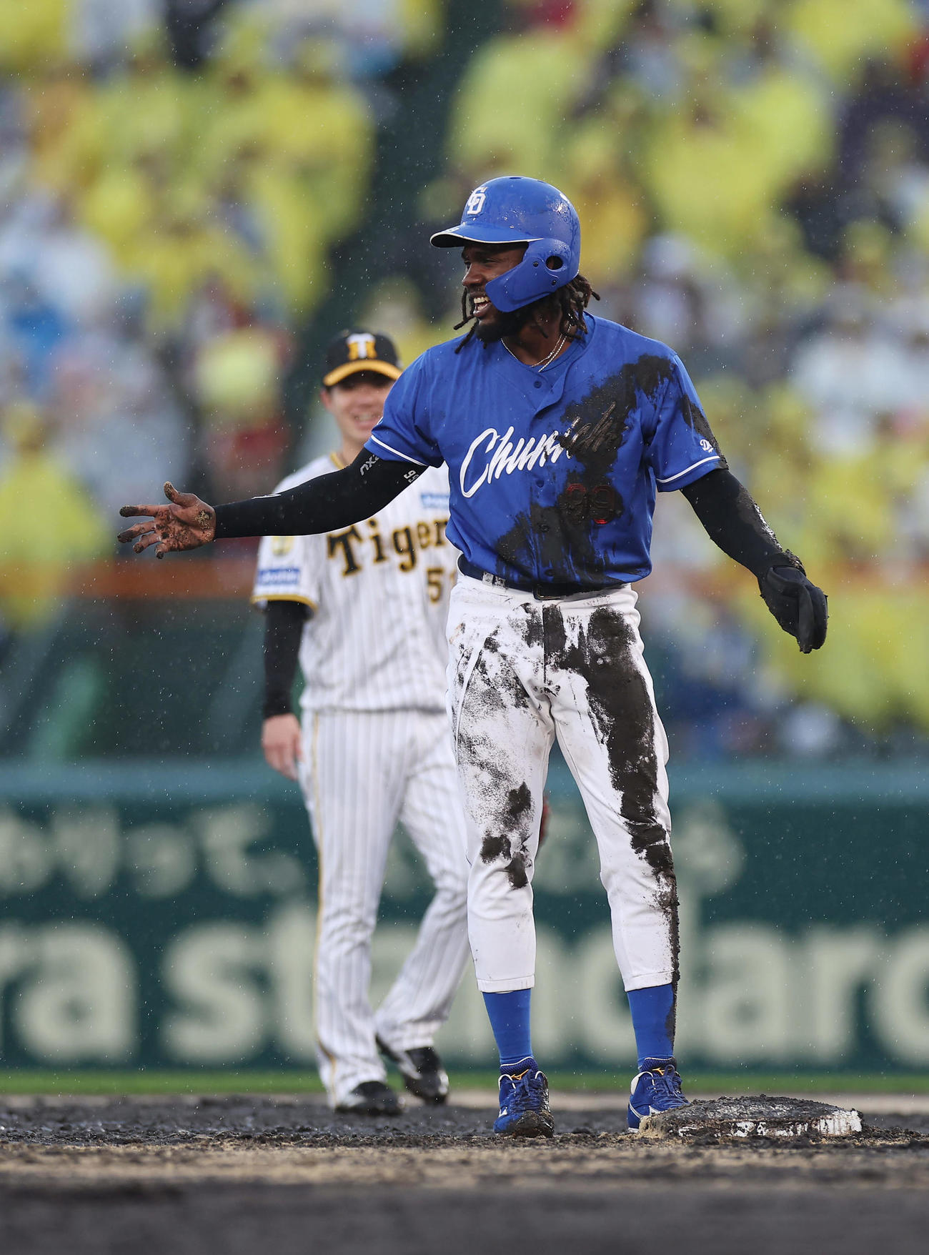 阪神対中日　4回表中日無死一塁、中田の中飛で二塁へタッチアップするもベースで止まれずアウトとなった一走カリステ（撮影・前田充）