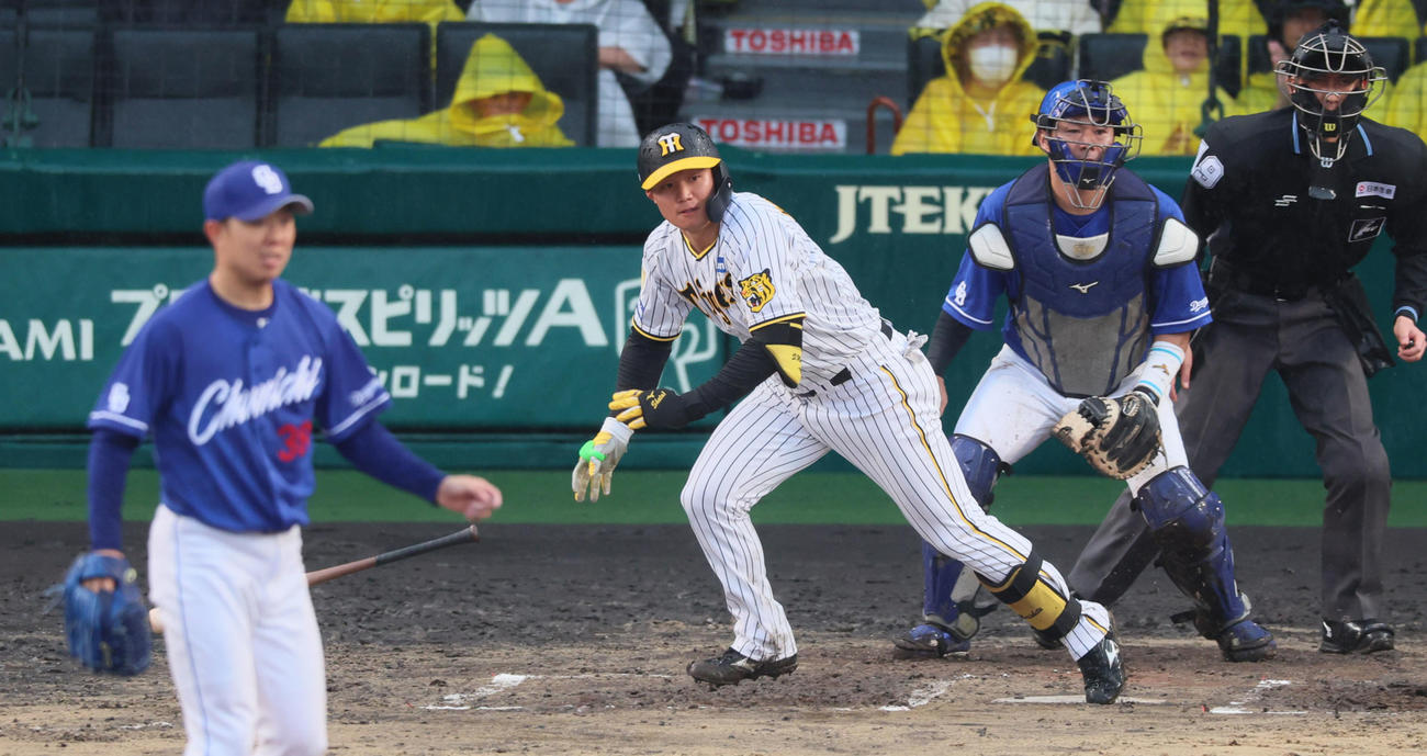 阪神対中日　6回裏阪神1死一塁、森下は左前打を放つ。投手は松葉（撮影・加藤哉）