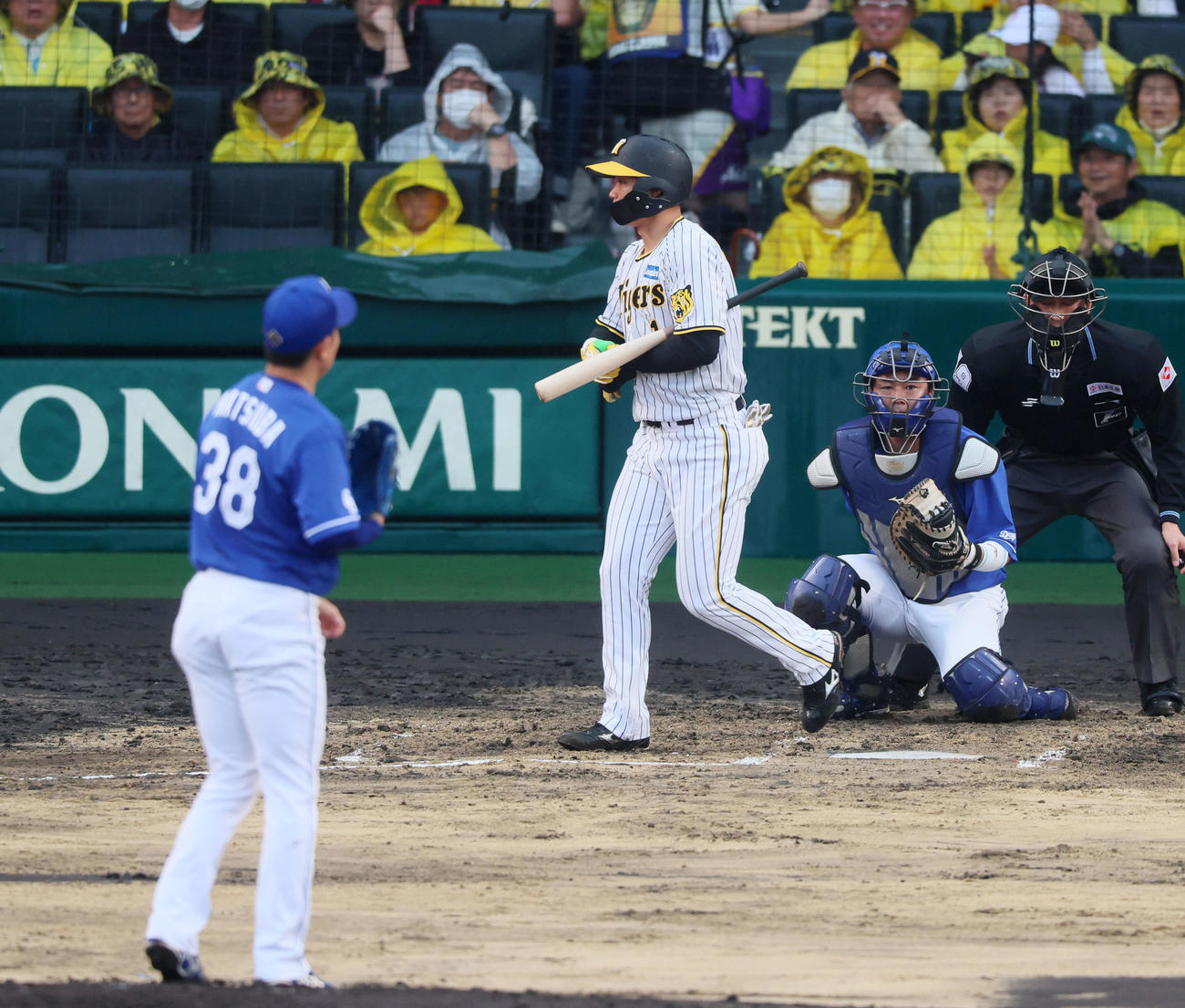 阪神対中日　1回裏阪神1死二塁、森下は四球を選ぶ。投手は松葉（撮影・加藤哉）