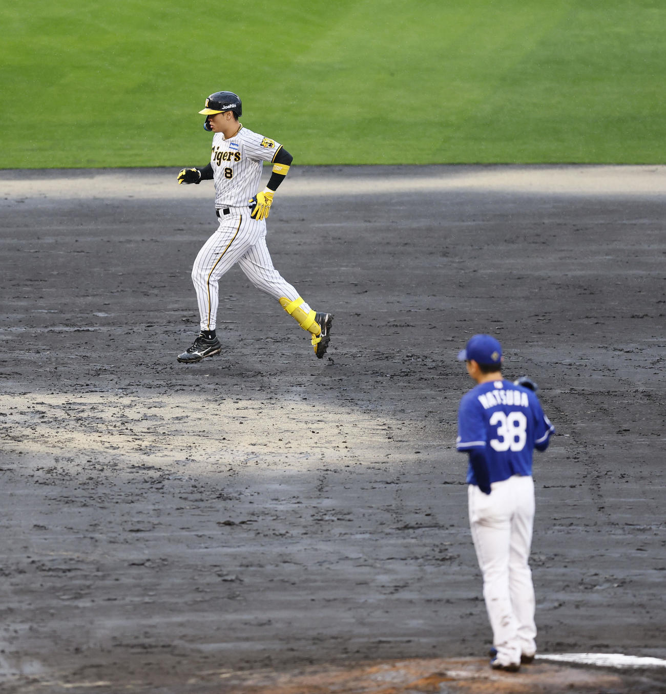 阪神対中日　6回裏阪神2死一、二塁、先制の3点本塁打を放ち、慎重にベースを回る佐藤輝（左）。投手松葉（撮影・藤尾明華）