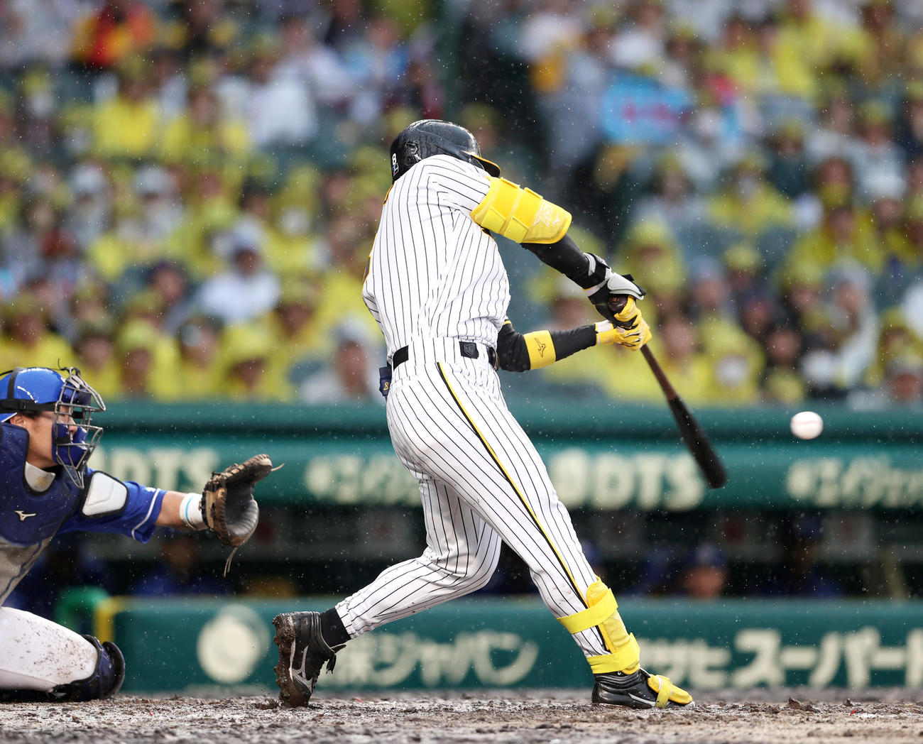 阪神対中日　6回裏阪神2死一、二塁、佐藤輝は先制の右越え3点本塁打を放つ（撮影・上山淳一）