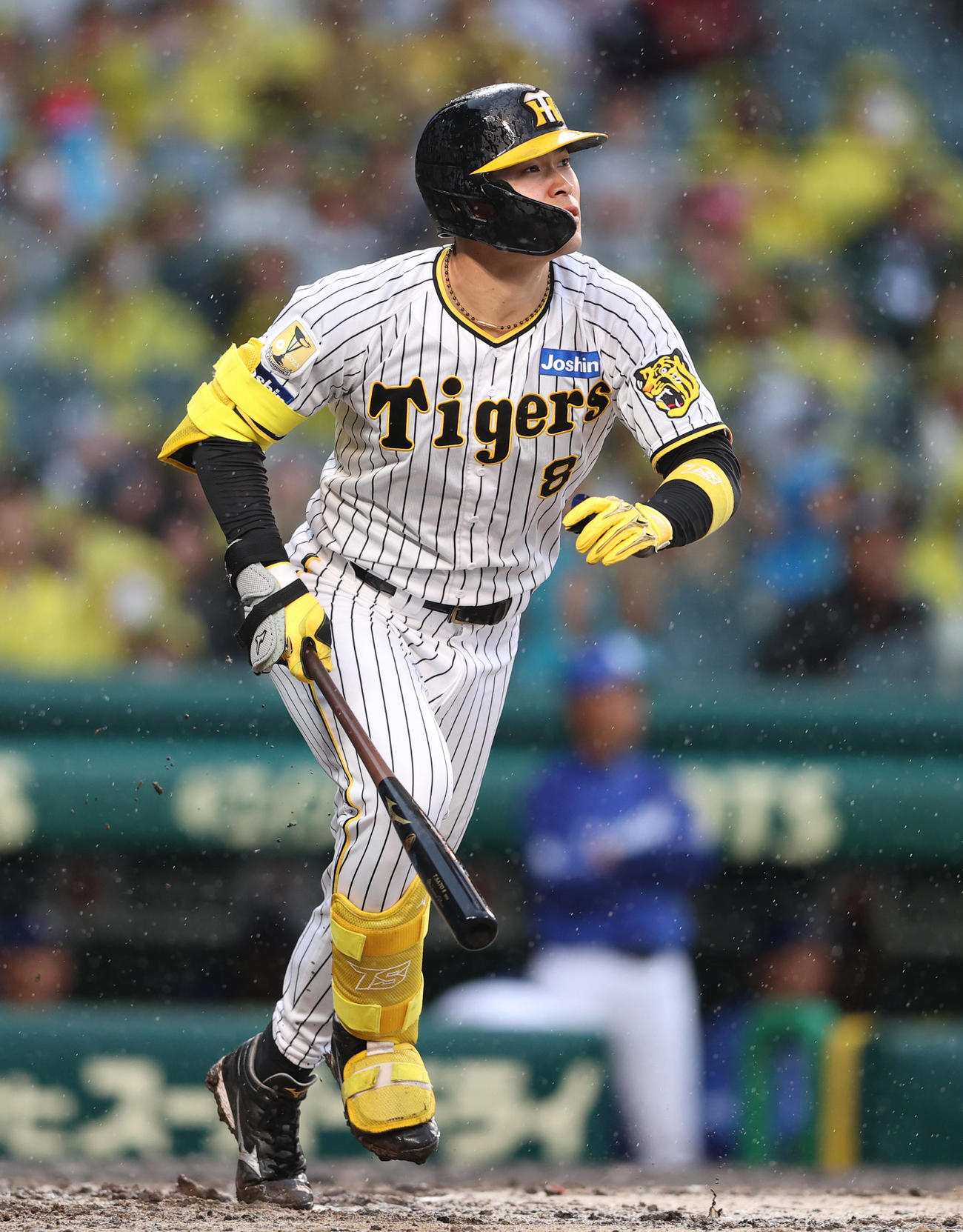 阪神対中日　6回裏阪神2死一、二塁、佐藤輝は先制の右越え3点本塁打を放つ（撮影・上山淳一）