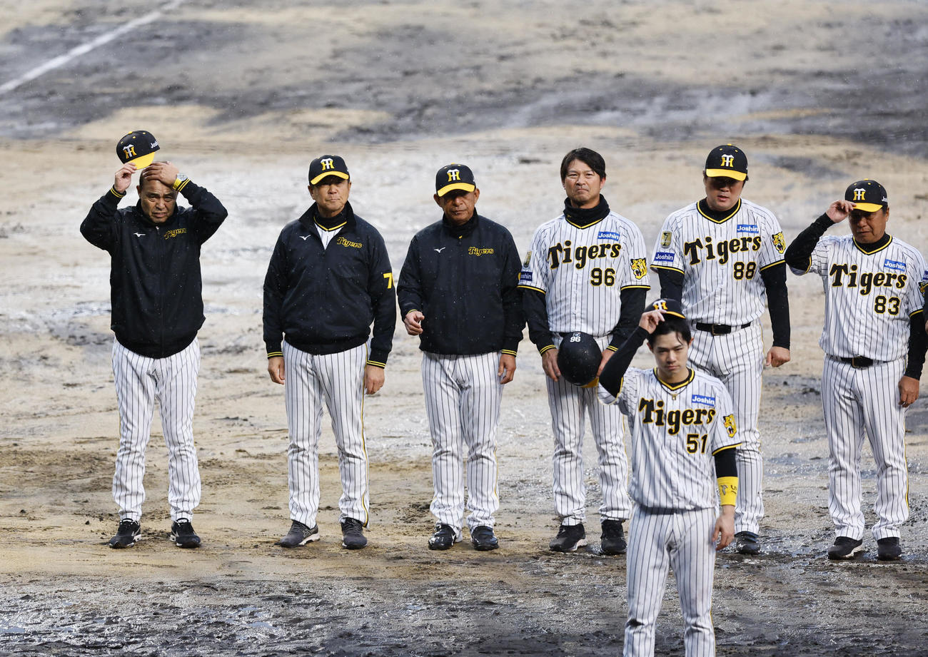 阪神対中日　7回表を終えコールド勝ちし、あいさつする阪神岡田監督（左）ら（撮影・藤尾明華）