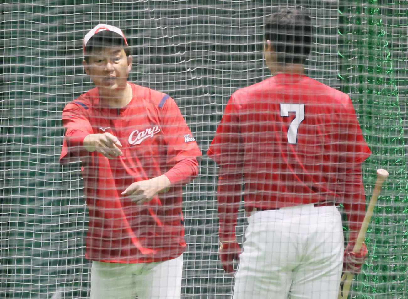 広島対巨人　試合前練習中、堂林に打撃指導する新井監督（左）（撮影・加藤孝規）