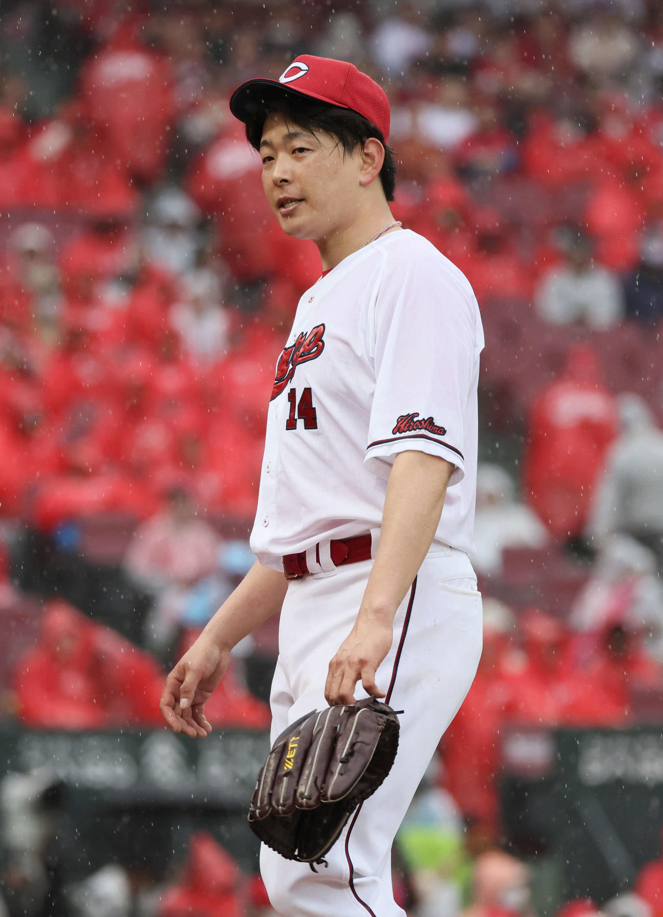 広島対巨人　6回表巨人1死一塁、降板する大瀬良（撮影・加藤孝規）
