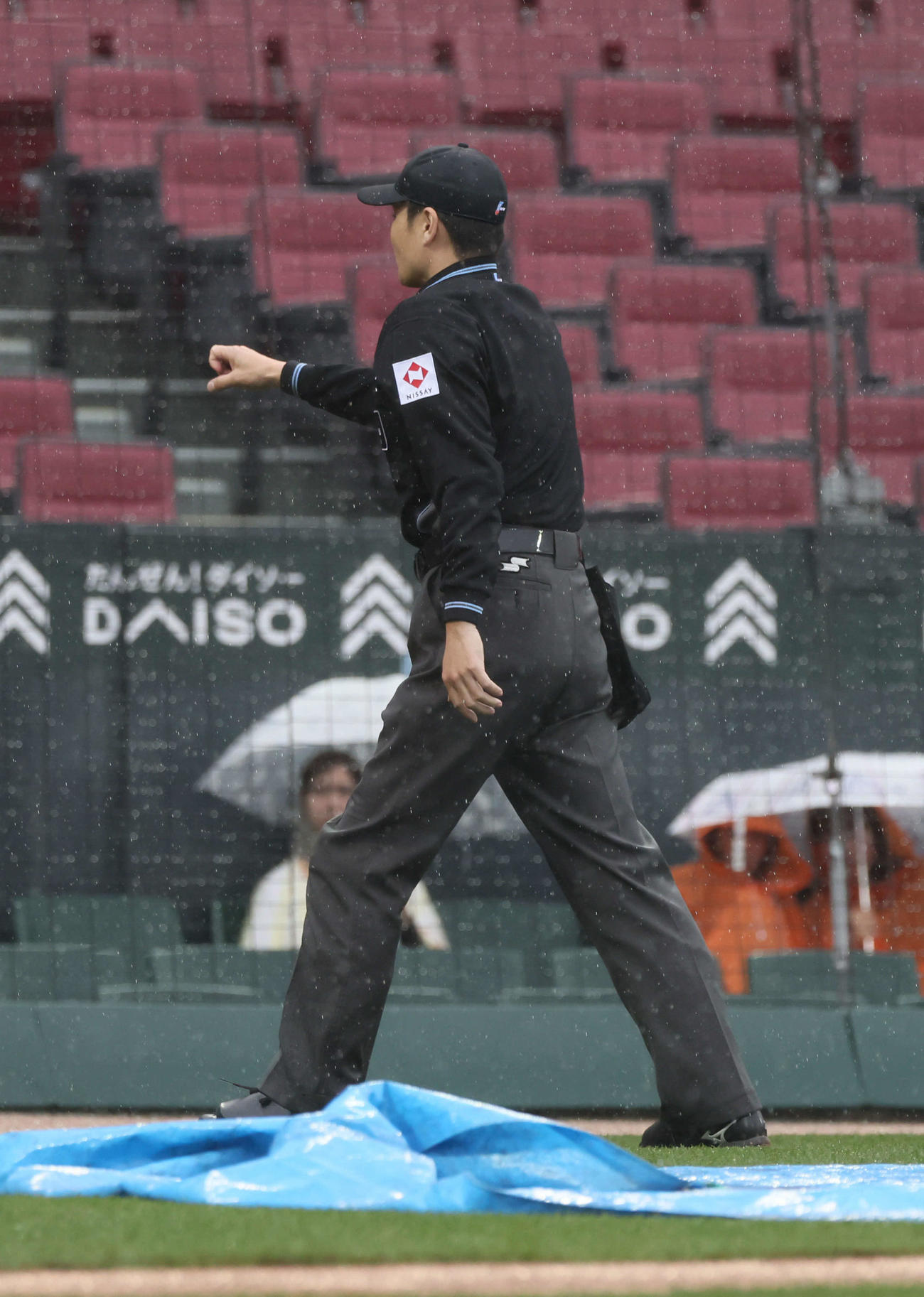 広島対巨人　6回表巨人1死一塁、降雨コールドゲームを宣言する審判（撮影・加藤孝規）