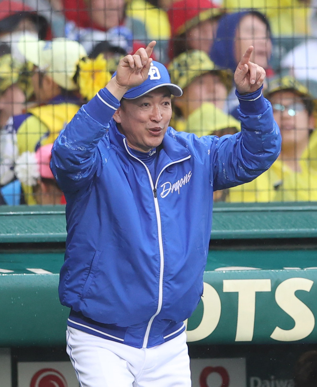 カリステのアウトの判定にリクエストする中日立浪監督