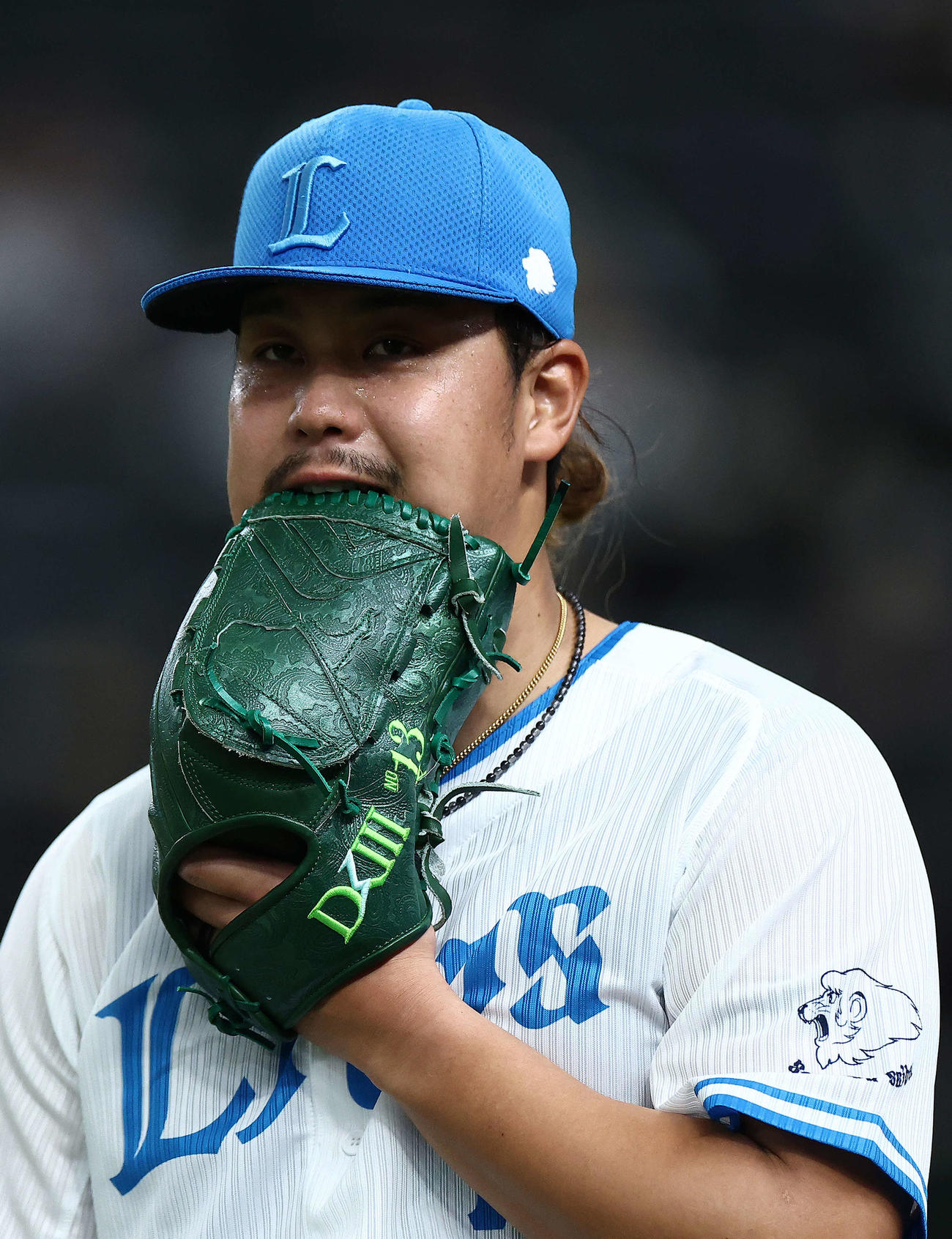 西武対楽天　3回表に先制を許し、グラブをかじる高橋（撮影・河田真司）