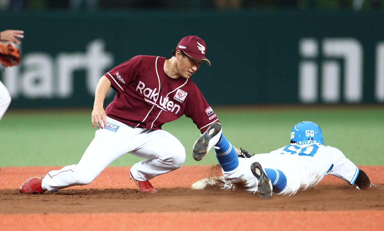 西武対楽天　9回裏西武無死一塁、二盗を決める高松。二塁手小深田（撮影・河田真司）