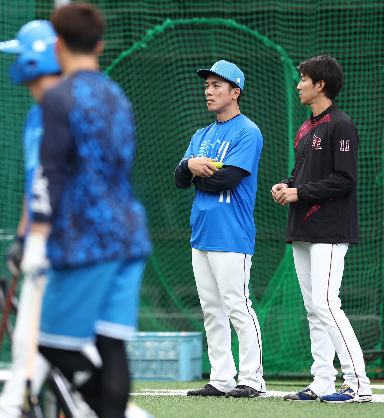 西武対楽天　試合前、言葉を交わす西武松井監督（左）と楽天岸（撮影・河田真司）