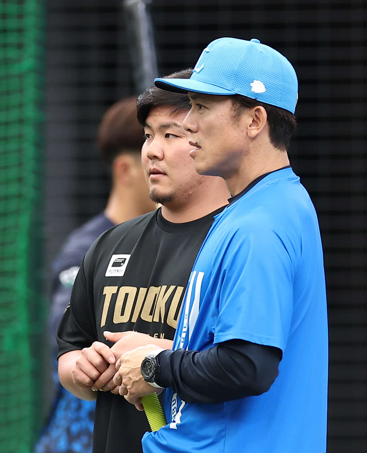 西武対楽天　試合前、言葉を交わす石原（左）と西武松井監督（撮影・河田真司）