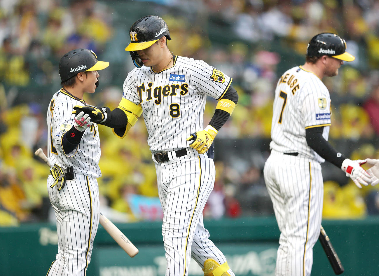 阪神対中日　6回裏阪神2死一、二塁、佐藤輝（中央）は先制の右越え3点本塁打を放ち生還する（撮影・上山淳一）