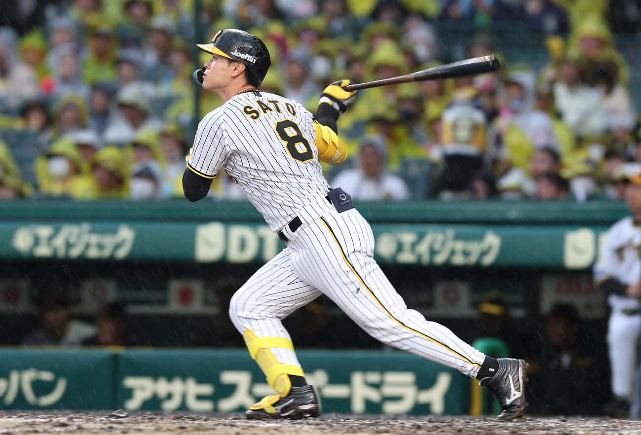 阪神対中日　6回裏阪神2死一、二塁、先制の右越え3点本塁打を放つ佐藤輝（撮影・前田充）