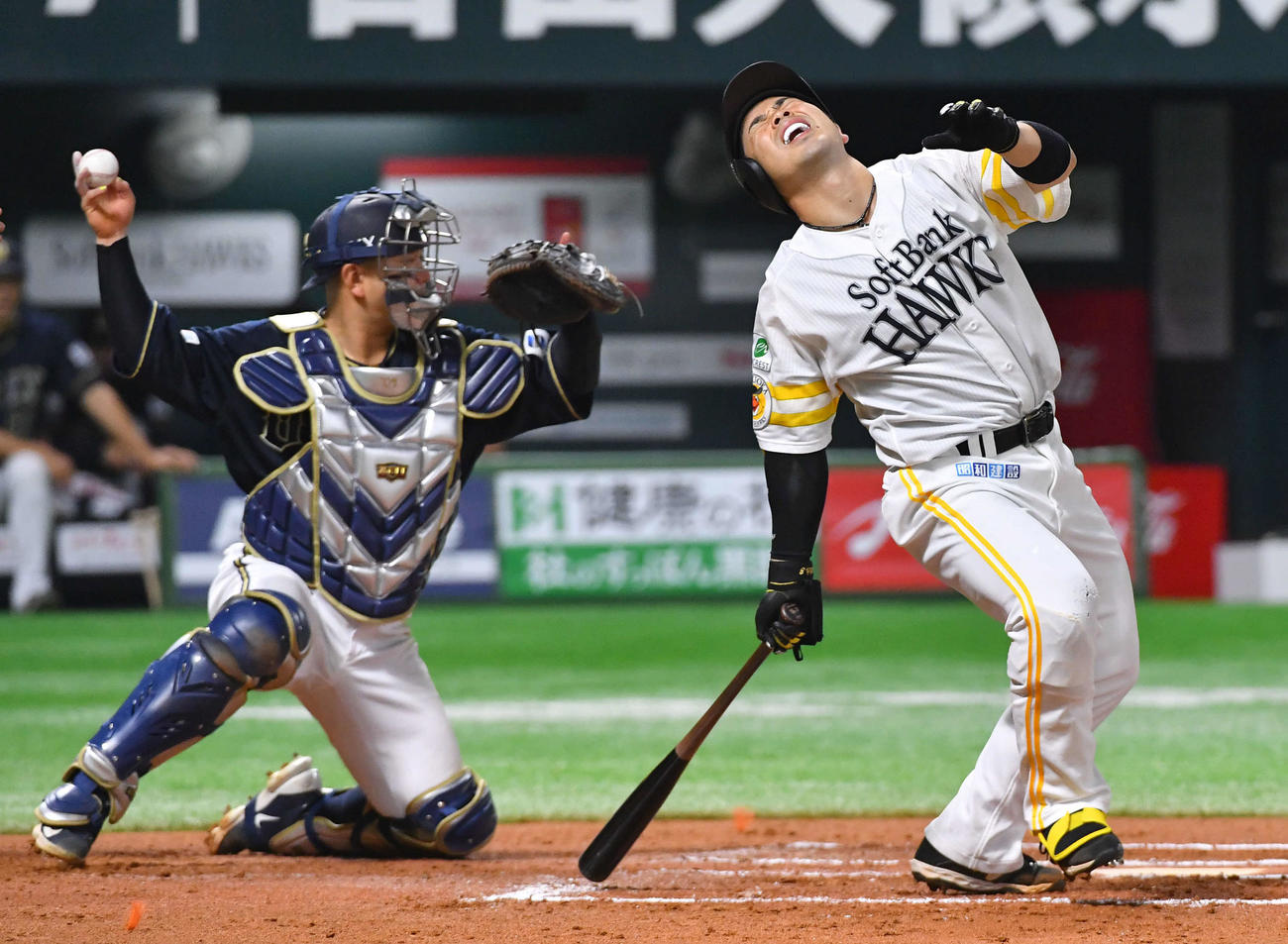 ソフトバンク対オリックス　7回裏ソフトバンク1死、空振り三振に倒れた近藤。捕手森（撮影・岩下翔太）