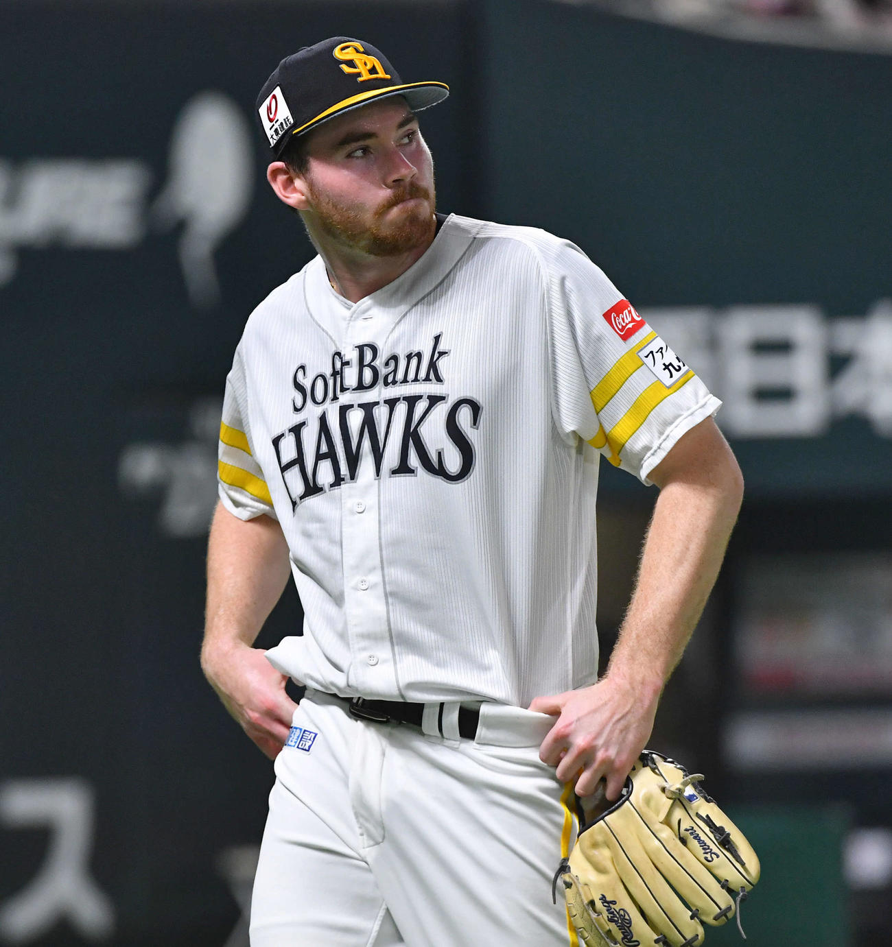 ソフトバンク対オリックス　5回表、頓宮に勝ち越し適時打を打たれ、悔しそうな表情でベンチへ戻るスチュワート（撮影・岩下翔太）