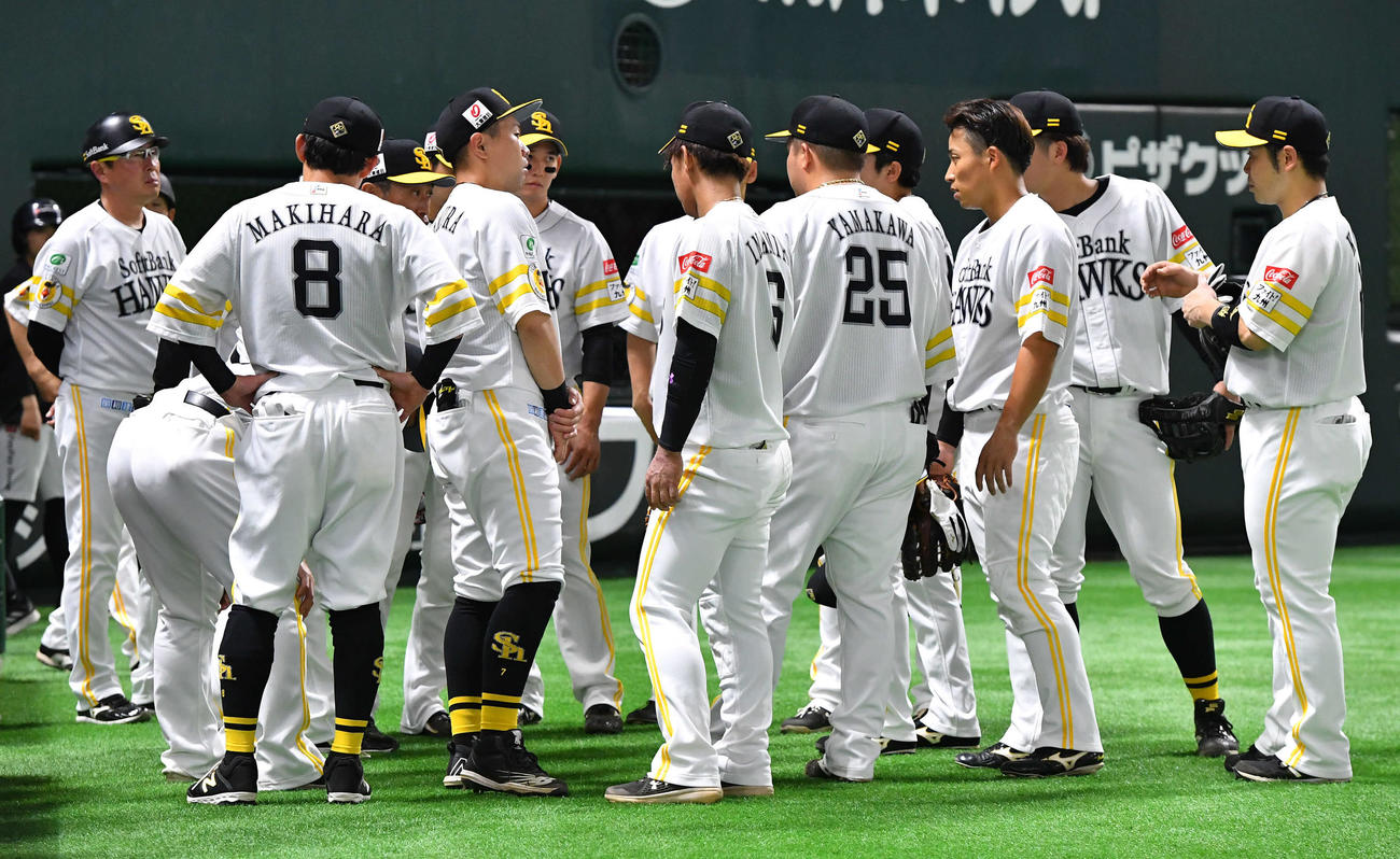 ソフトバンク対オリックス　3回の攻撃前に円陣を組むソフトバンクナイン（撮影・岩下翔太）