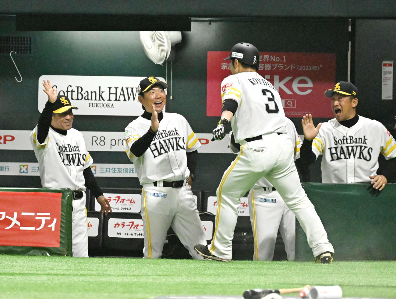 ソフトバンク対オリックス　4回裏ソフトバンク2死、同点本塁打を放った近藤を迎える小久保監督（撮影・林敢治）