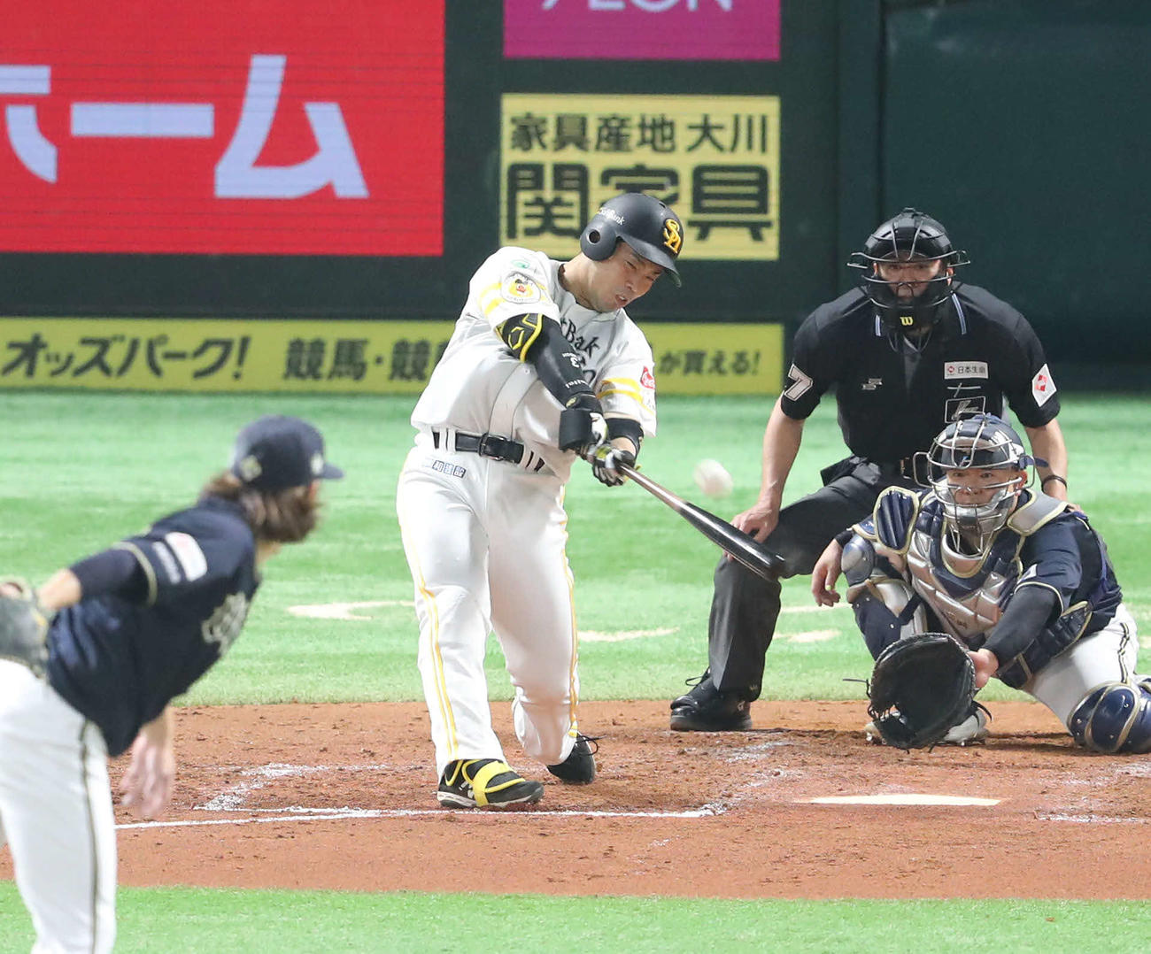 ソフトバンク対オリックス　4回裏ソフトバンク2死、近藤は右越えに同点本塁打を放つ（撮影・梅根麻紀）