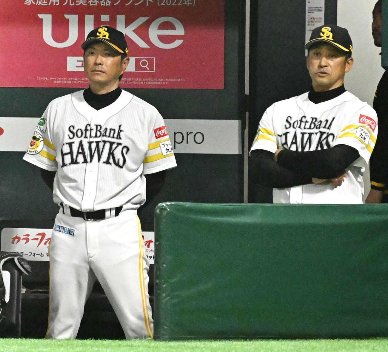 ソフトバンク対オリックス　1回裏、ベンチで試合を見つめる小久保監督。右は奈良原コーチ（撮影・林敢治）