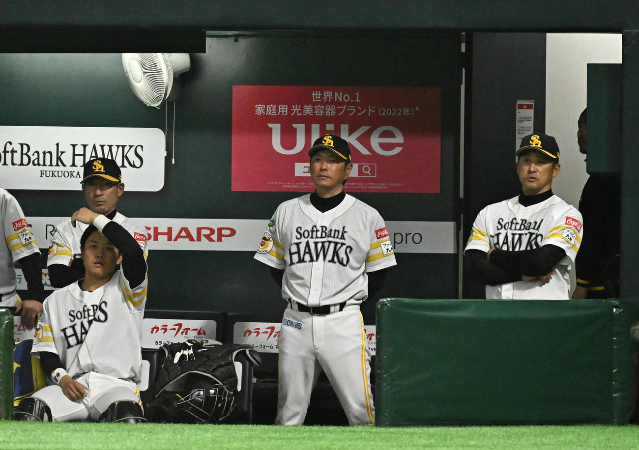 ソフトバンク対オリックス　1回裏、ベンチで試合を見つめる小久保監督（撮影・林敢治）