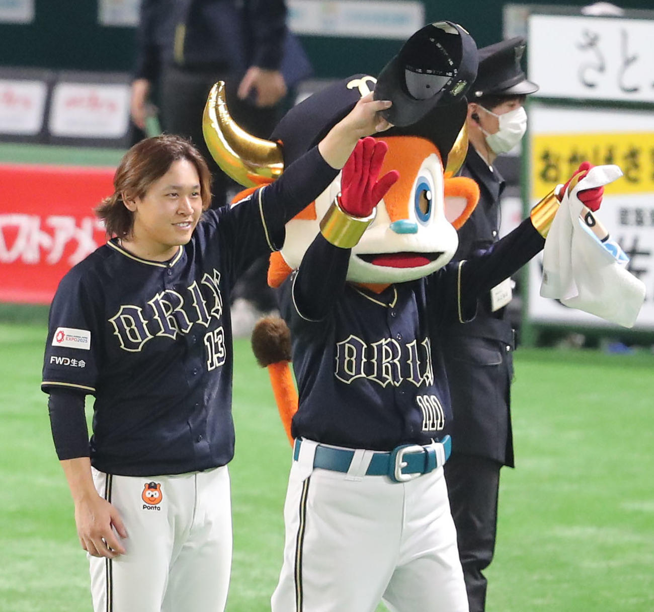 ソフトバンク対オリックス　完投勝利を飾った宮城はスタンドのファンに手を振る（撮影・梅根麻紀）