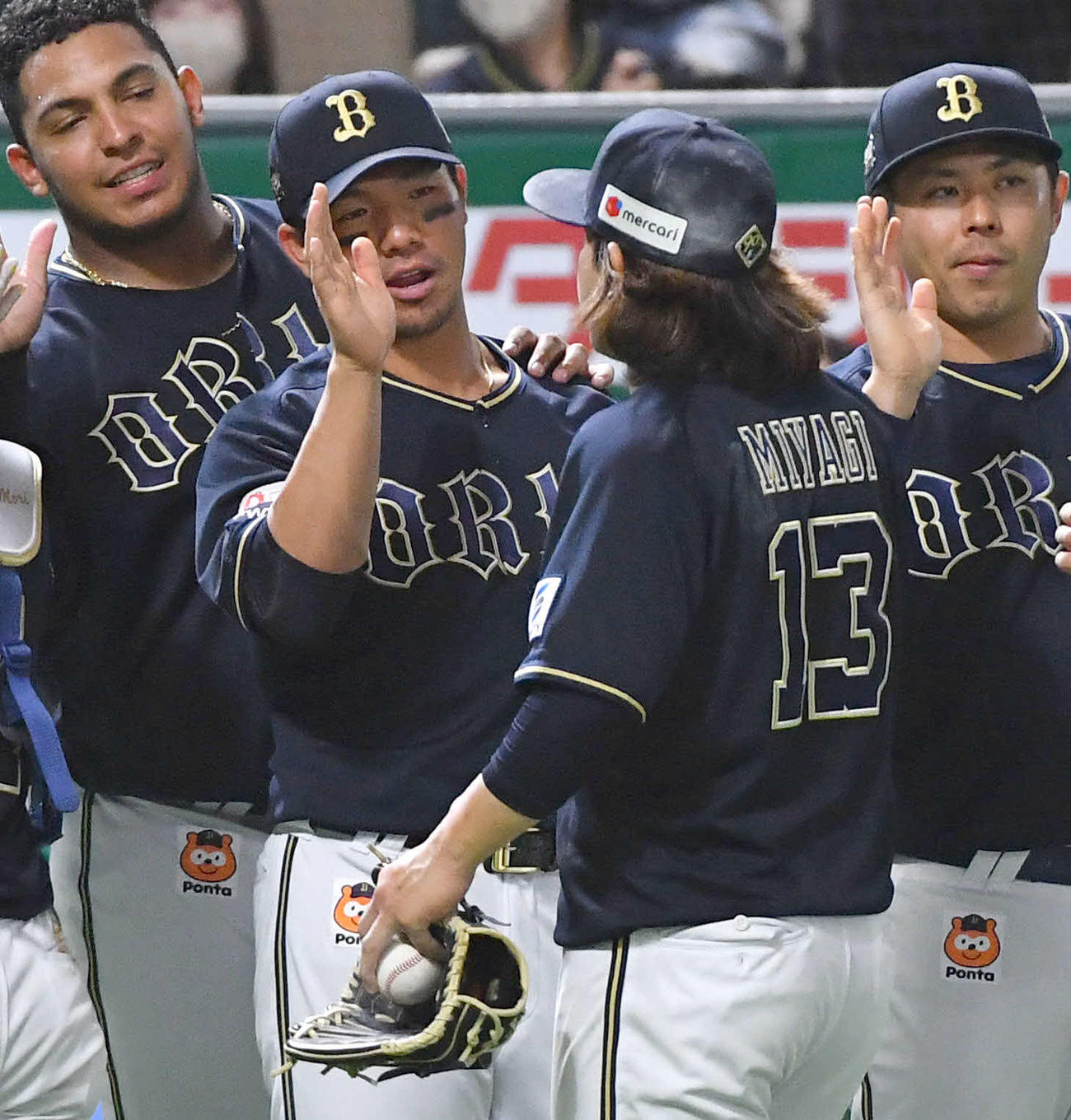 ソフトバンク対オリックス　完投で今季2勝目を挙げた宮城（右から2人目）とタッチを交わす頓宮（左から2人目）（撮影・岩下翔太）