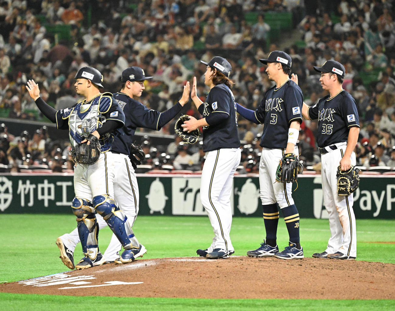 ソフトバンク対オリックス　完投で今季2勝目を挙げナインとハイタッチする宮城（撮影・林敢治）