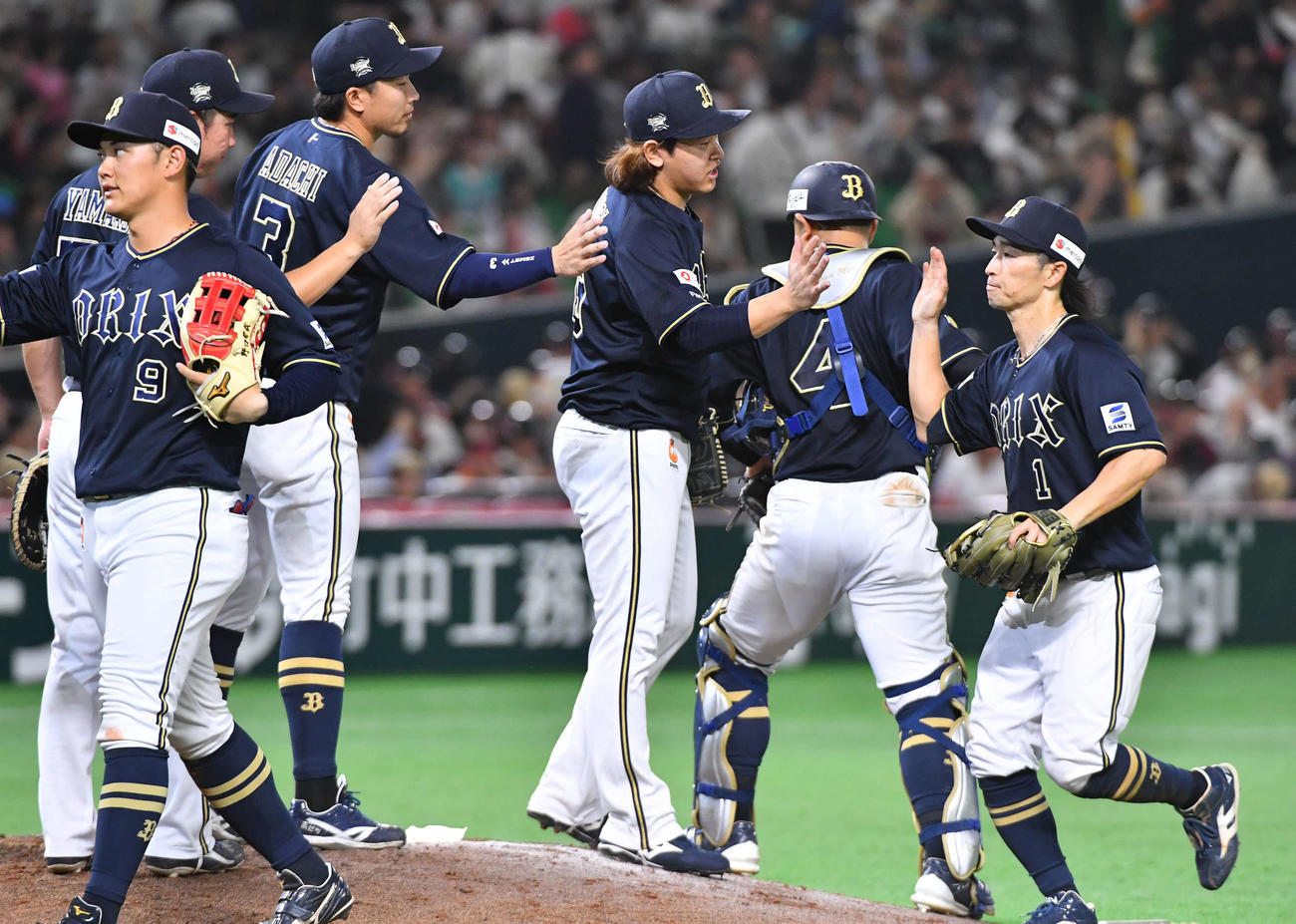 ソフトバンク対オリックス　完投で今季2勝目を挙げ、ナインとタッチを交わす宮城（右から3人目）（撮影・岩下翔太）