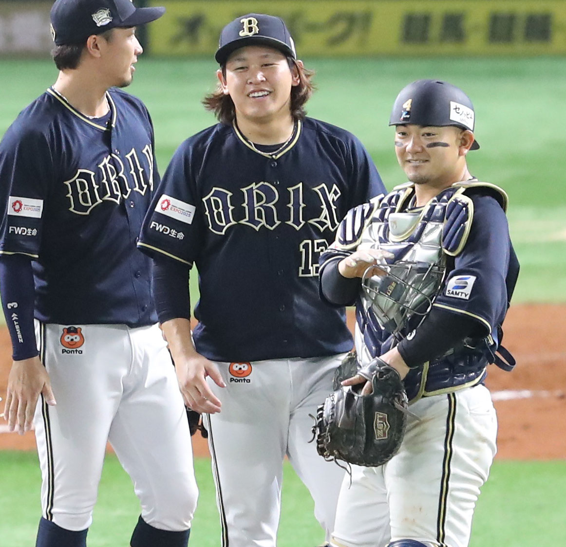 ソフトバンク対オリックス　完投勝利を飾った宮城は笑顔でナインとハイタッチ（撮影・梅根麻紀）