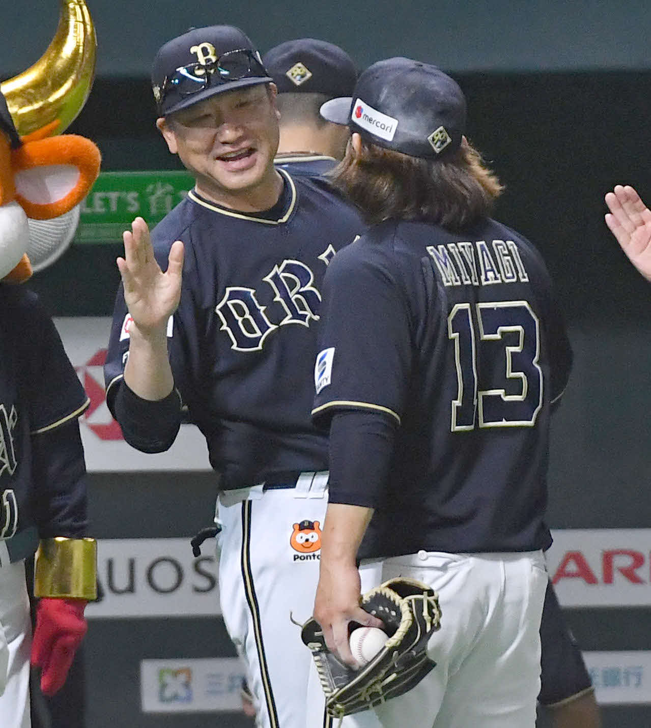 ソフトバンク対オリックス　完投で今季2勝目を挙げた宮城（右）と笑顔でタッチを交わす中嶋監督（撮影・岩下翔太）
