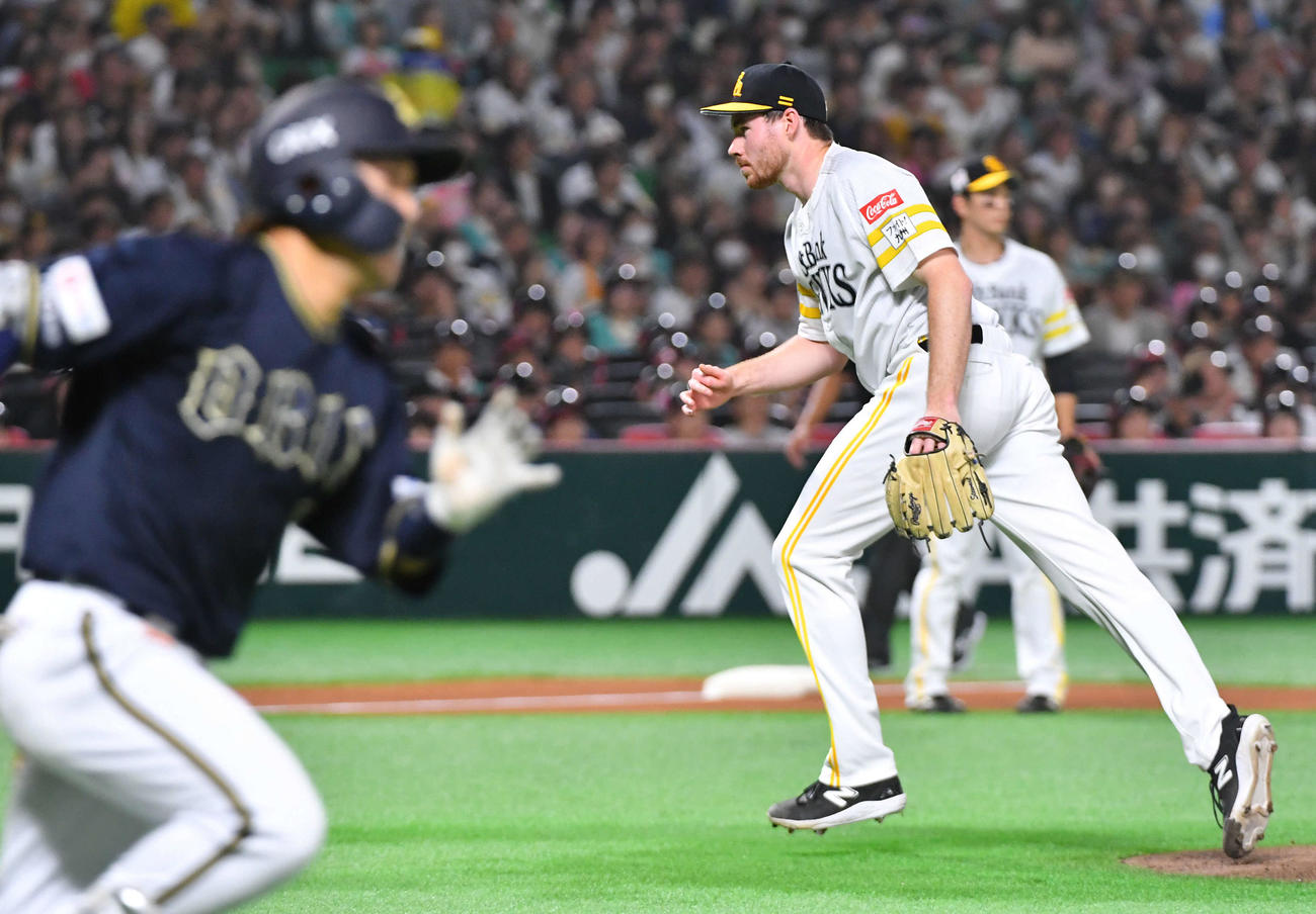 ソフトバンク対オリックス　3回表オリックス無死一塁、西野（左）に先制の適時右二塁打を打たれたスチュワート（撮影・岩下翔太）