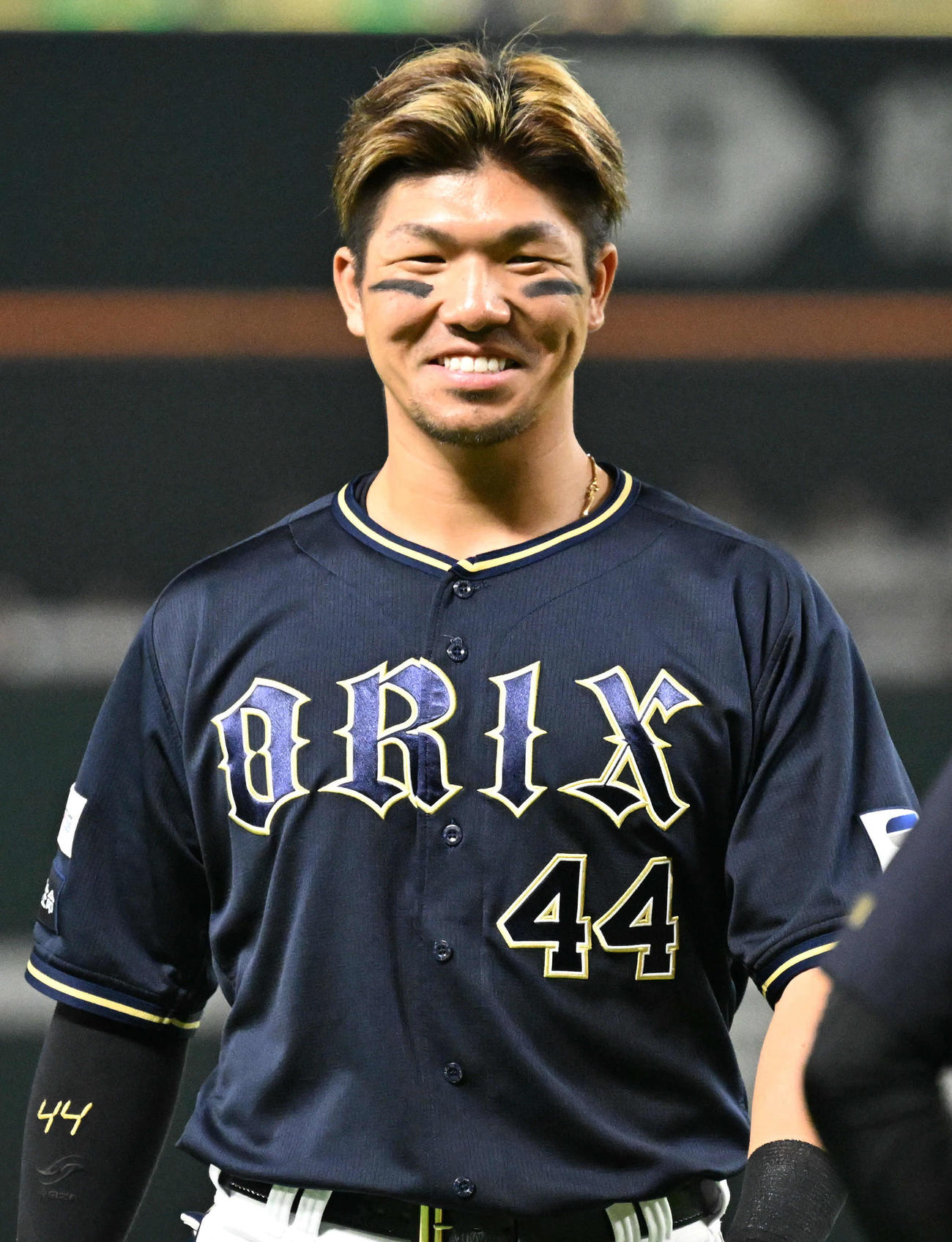 ソフトバンク対オリックス　試合前笑顔を見せる頓宮（撮影・林敢治）
