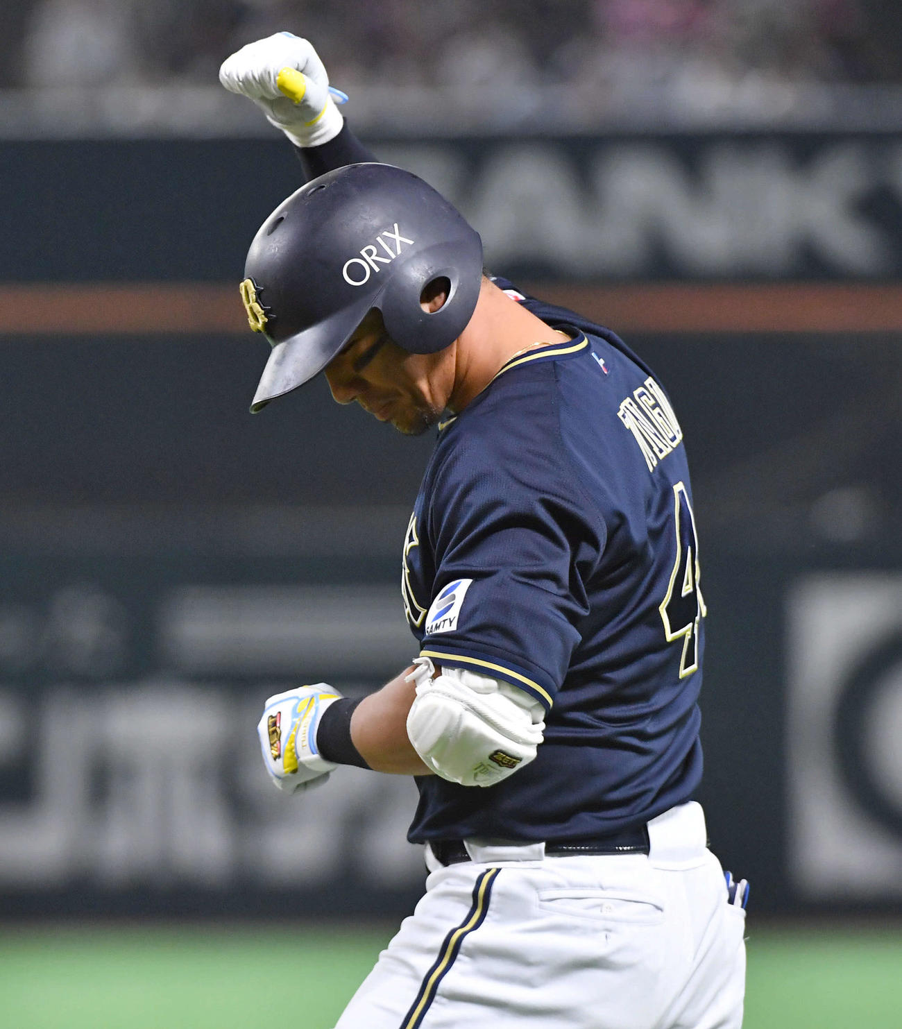 ソフトバンク対オリックス　5回表オリックス2死一、三塁、勝ち越しの右前適時打を放ち、ガッツポーズする頓宮（撮影・岩下翔太）