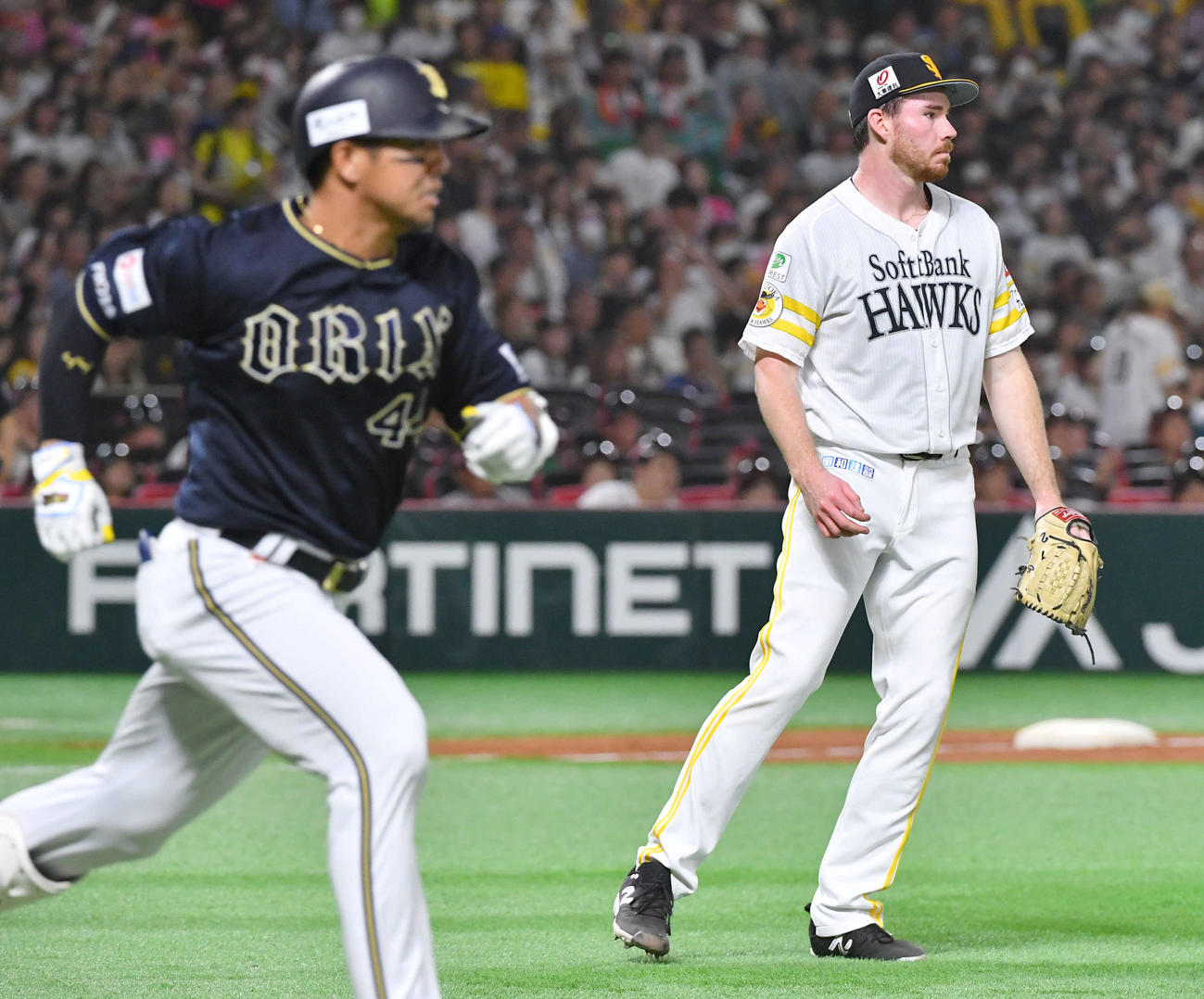 ソフトバンク対オリックス　5回表オリックス2死一、三塁、頓宮（左）に勝ち越しの右前適時打を打たれたスチュワート（撮影・岩下翔太）