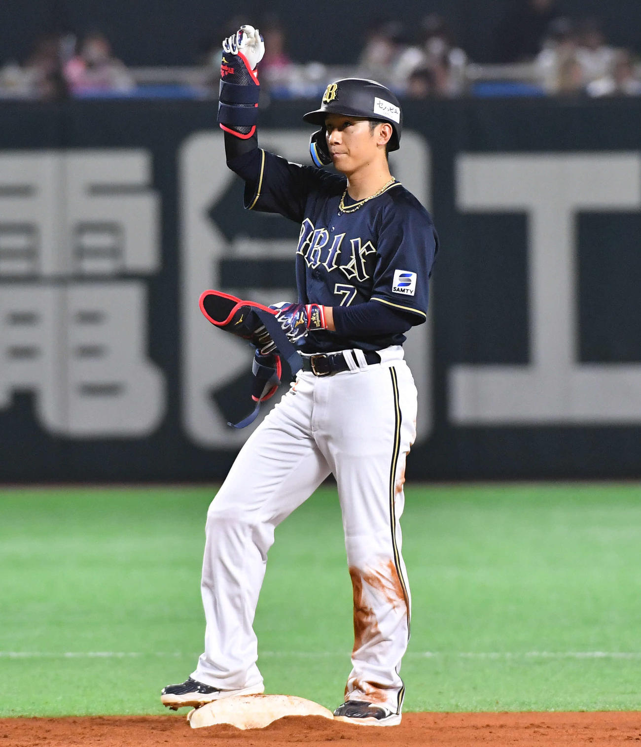 ソフトバンク対オリックス　9回表オリックス2死二塁、適時右二塁打を放ち、手を挙げる西川（撮影・岩下翔太）