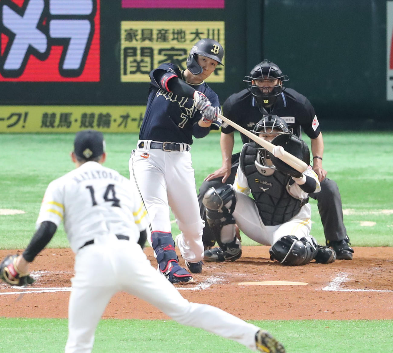 ソフトバンク対オリックス　9回表オリックス2死二塁、西川は右越えに適時二塁打を放つ（撮影・梅根麻紀）