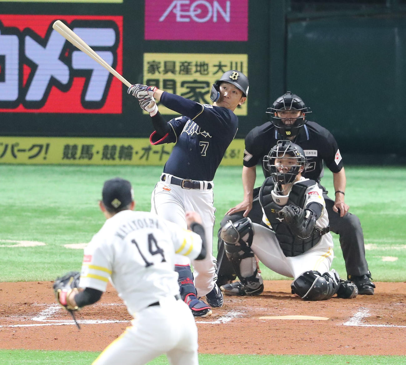 ソフトバンク対オリックス　9回表オリックス2死二塁、西川は右越えに適時二塁打を放つ（撮影・梅根麻紀）
